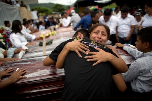 Parientes lloran la pérdida de sus familiares, víctimas de un terremoto de magnitud 7,8 durante un servicio fúnebre en Portoviejo, Ecuador, el lunes 18 de abril de 2016. (AP Foto/Rodrigo Abd)